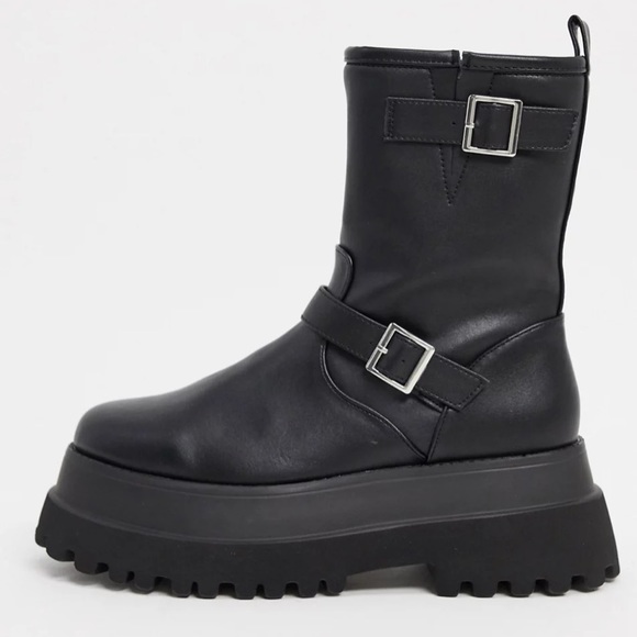 COPY - ASOS DESIGN Actually chunky pull on boots in black - Picture 1 of 3